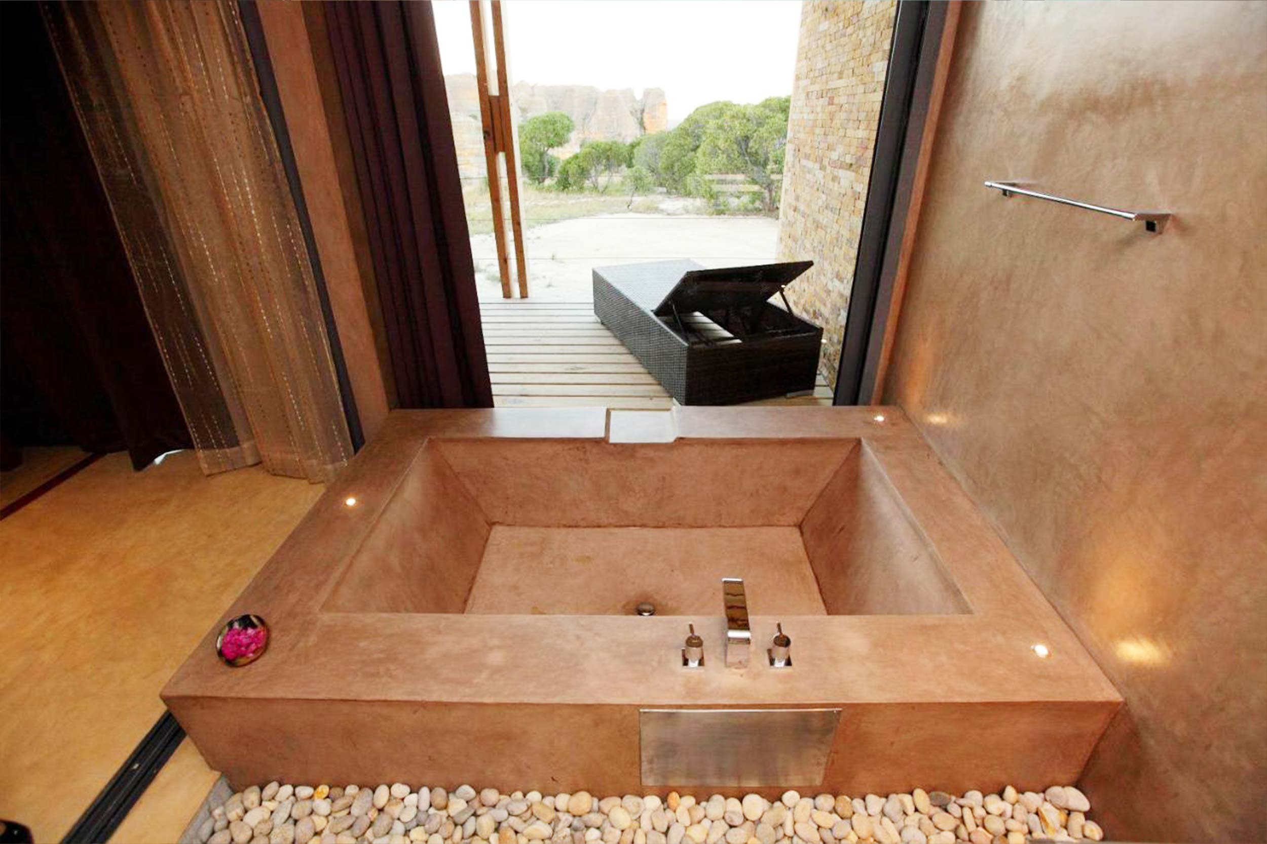 Isalo Rock Lodge bathroom lux