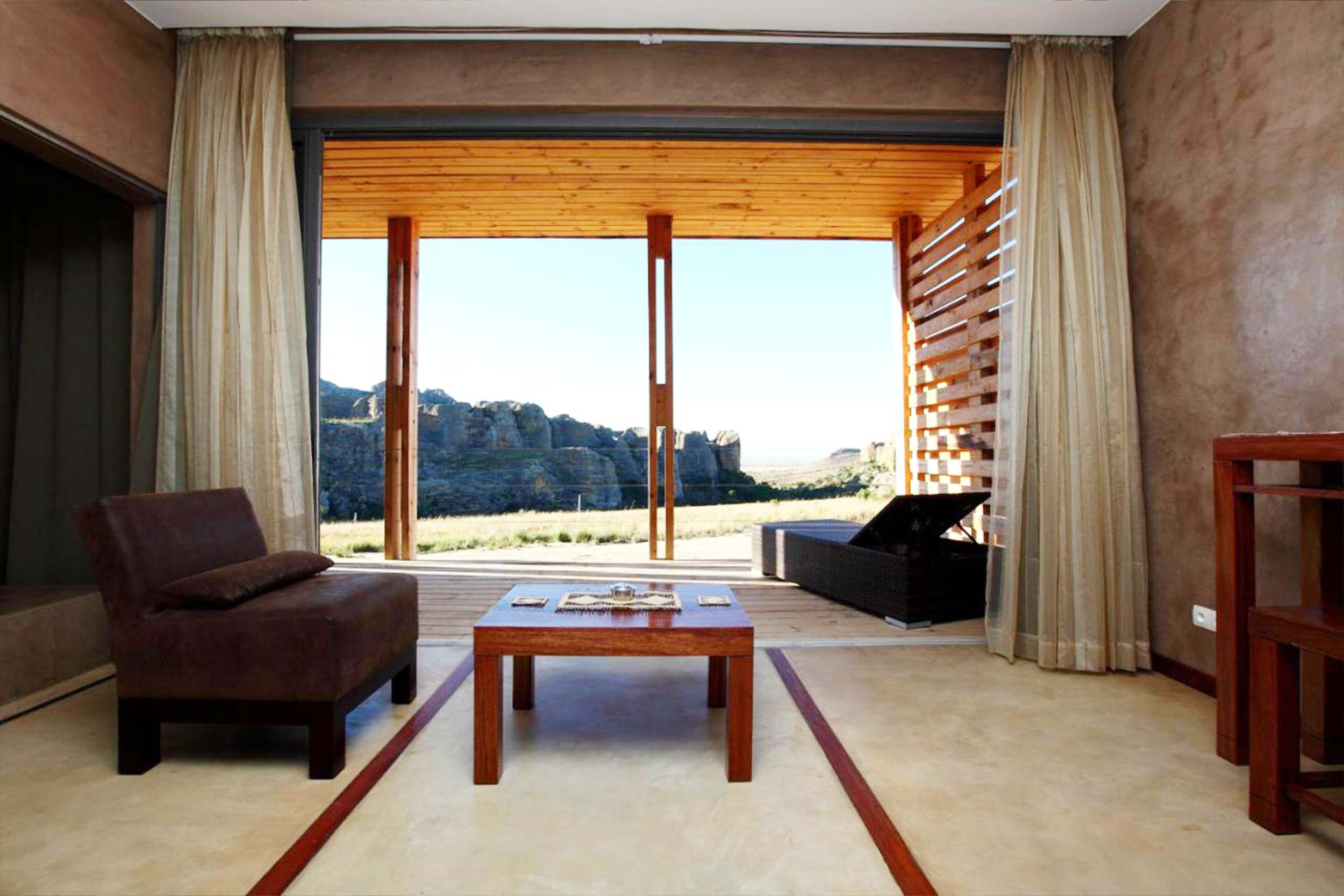 Isalo Rock Lodge room relax